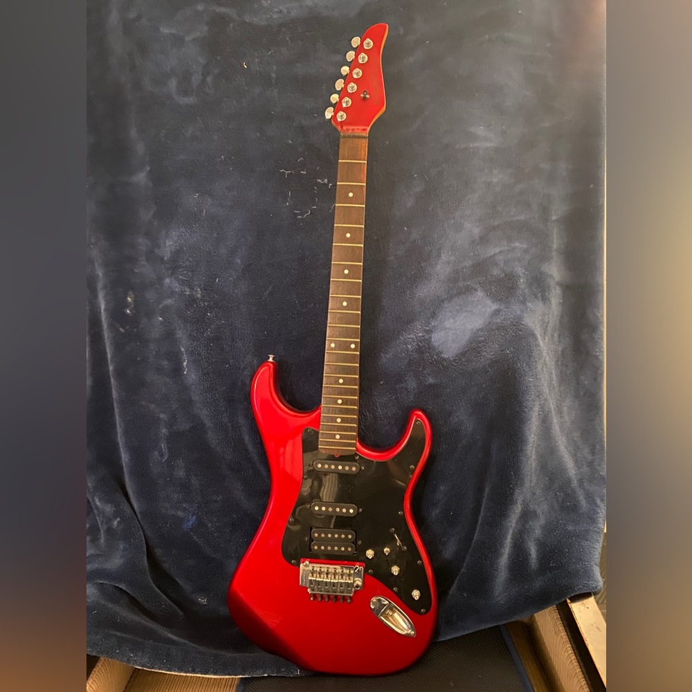 Floyd Rose Striker 300ST/Missing: strings, knobs and whammy bar.